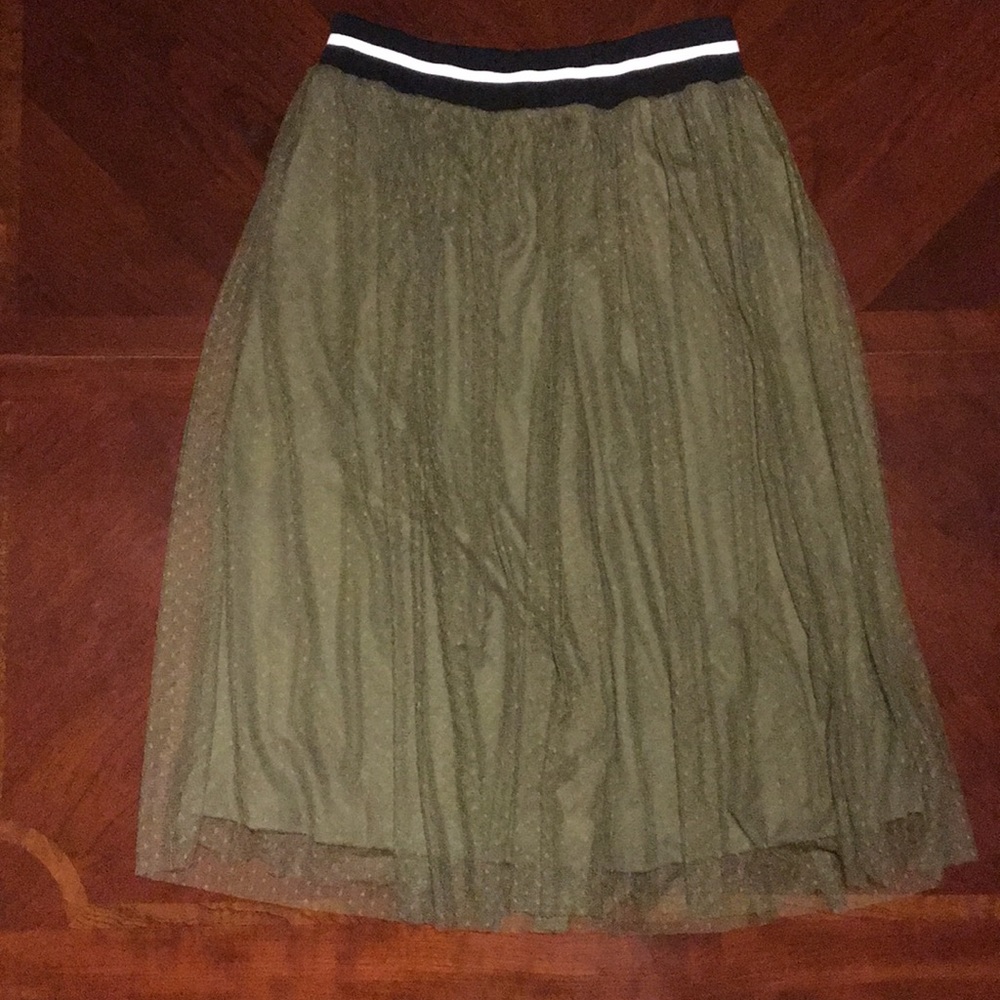 Adorable lace overlay midi skirt!